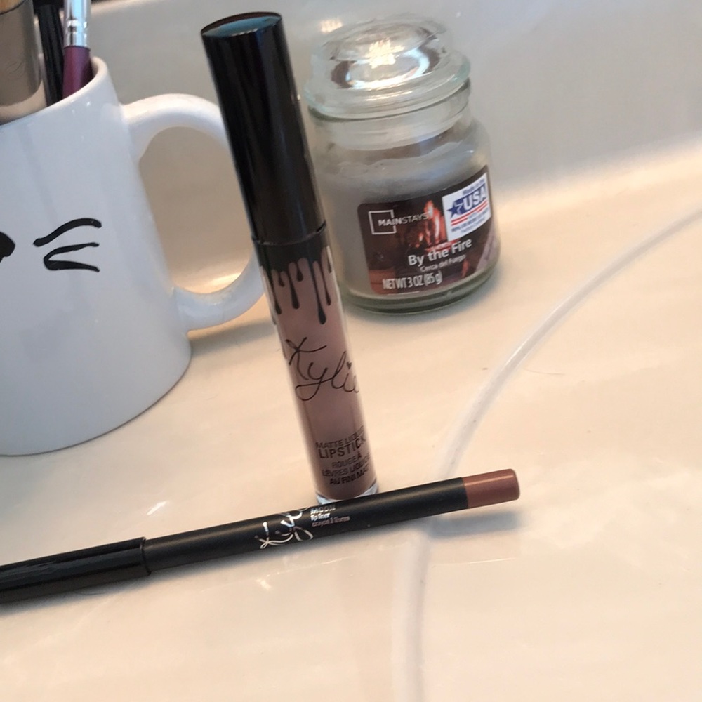 Kylie Jenner Moon Lip Kit